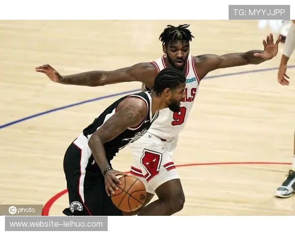 维克斯高光时刻：四档3码单挑接球锁定胜局，包装工球迷沸腾